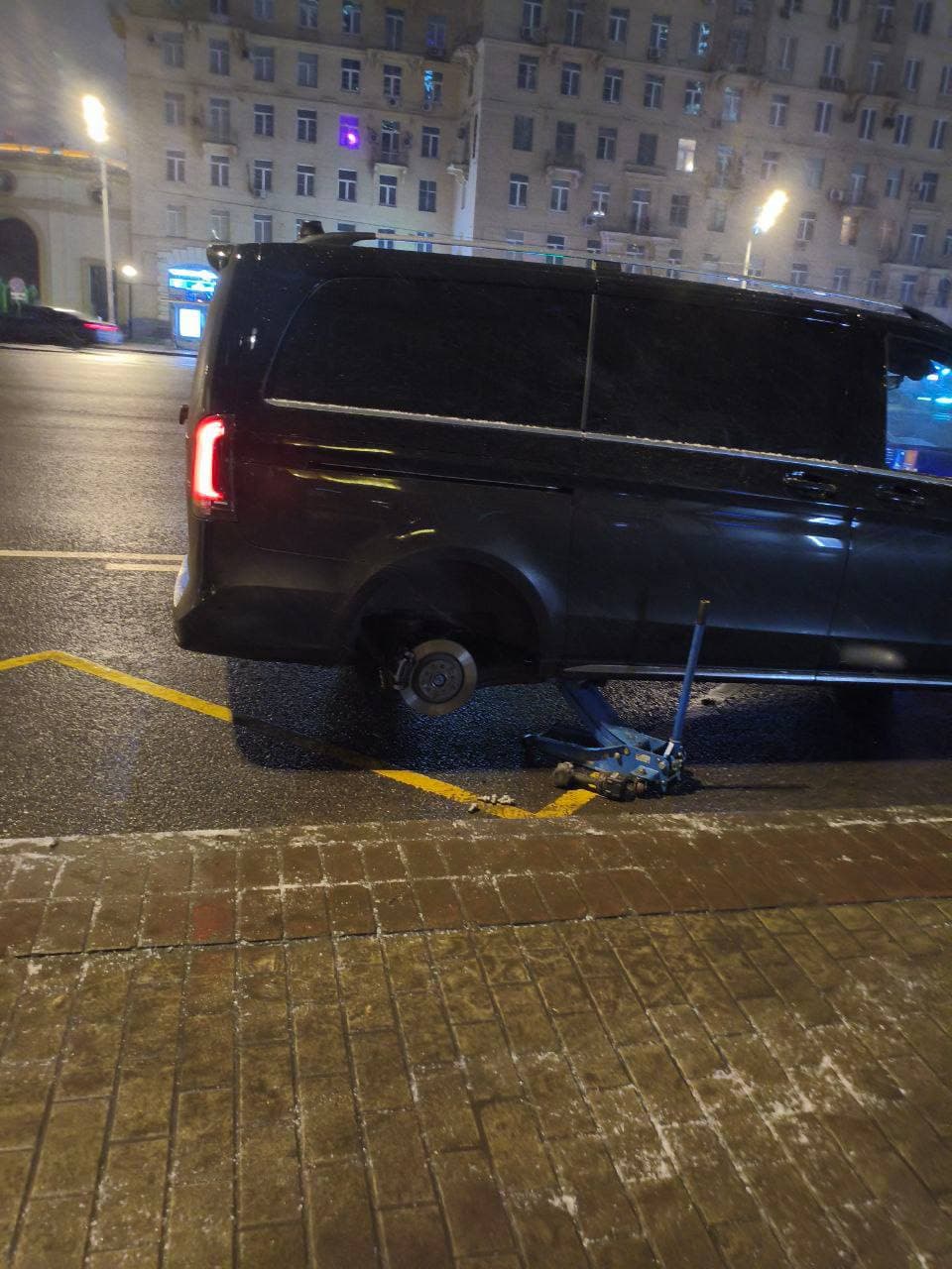 Ночной выезд к минивэну