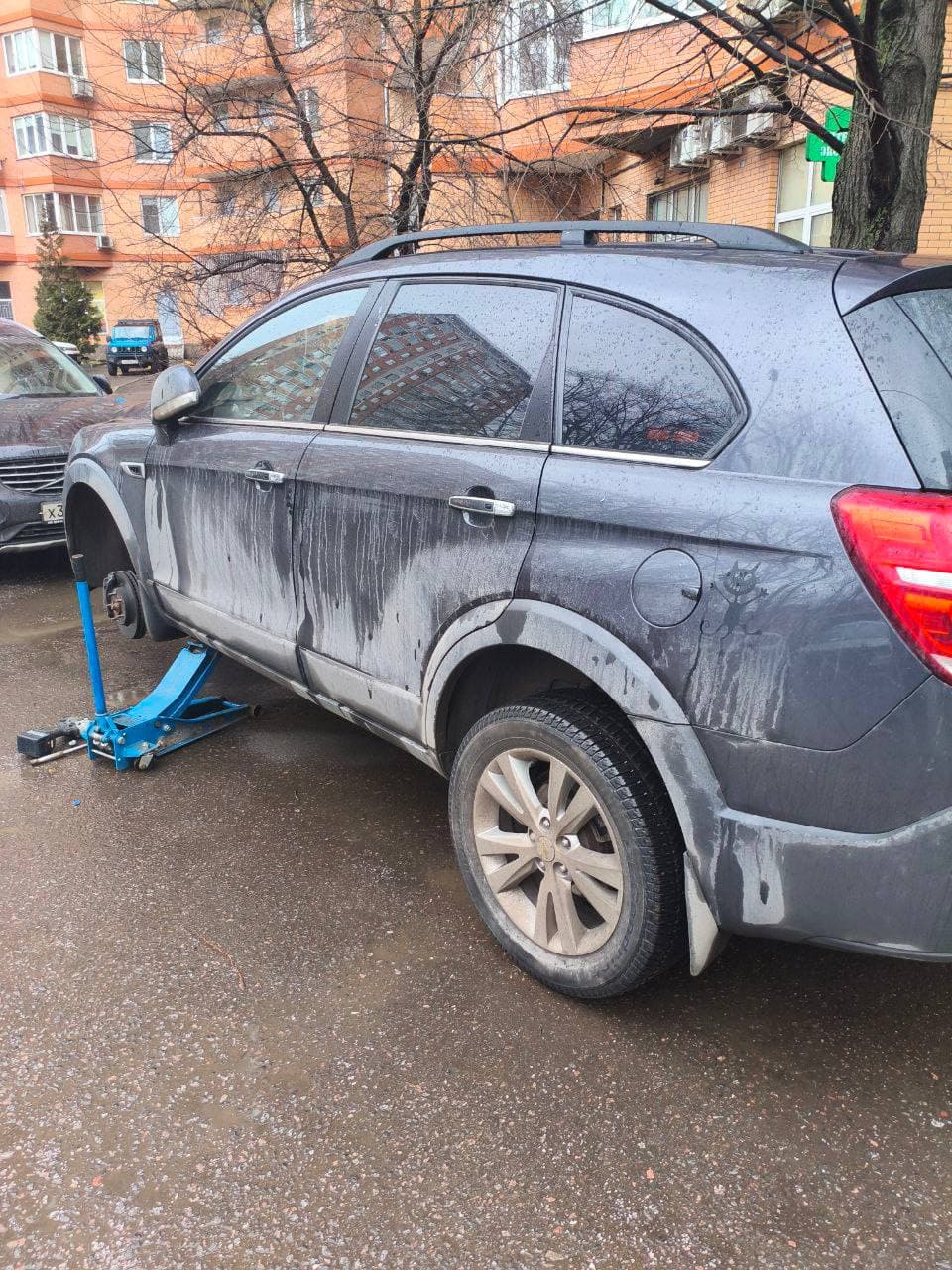 Шиномонтаж во дворе дома