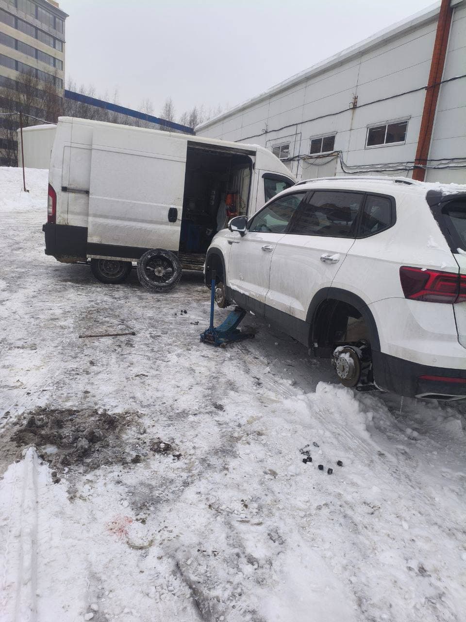 Кроссовер на выездном шиномонтаже